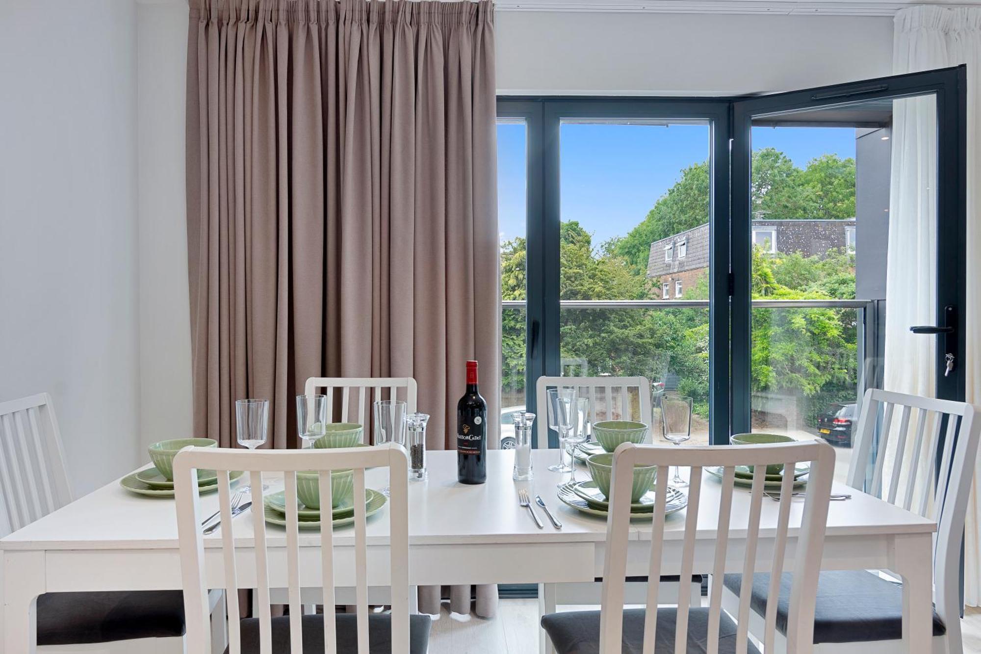 Spacious, 3 Bedroom, 2 Bathroom, Surbiton Esterno foto